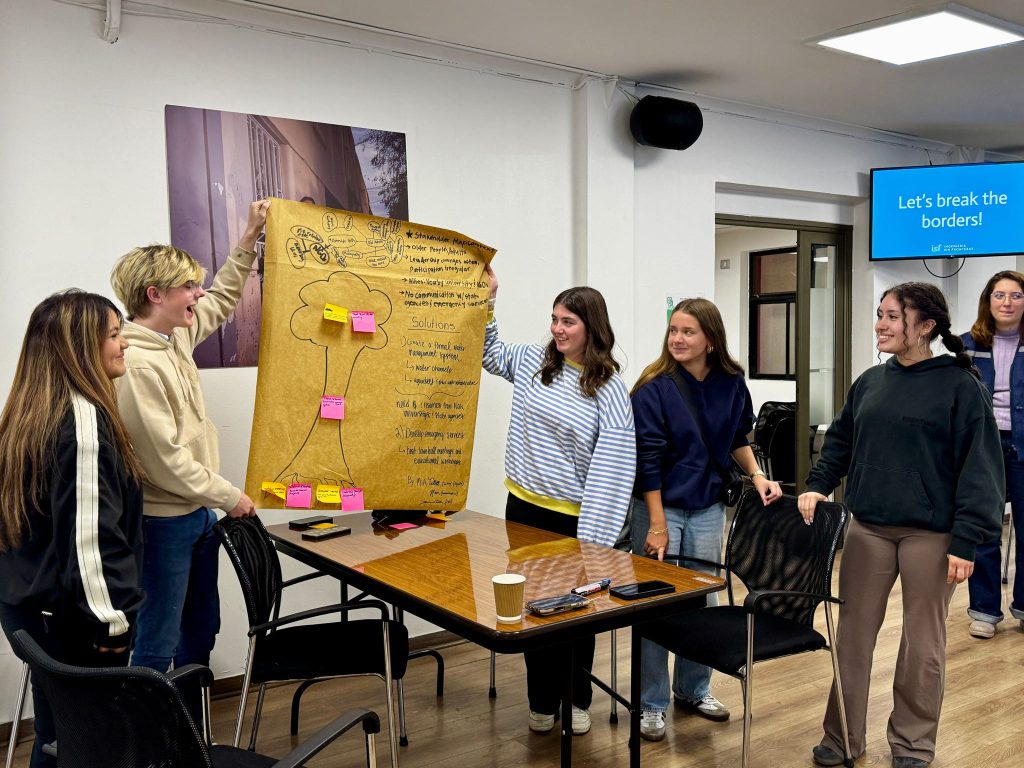 Students presenting their group projects in Climate Change in Chile and Beyond.